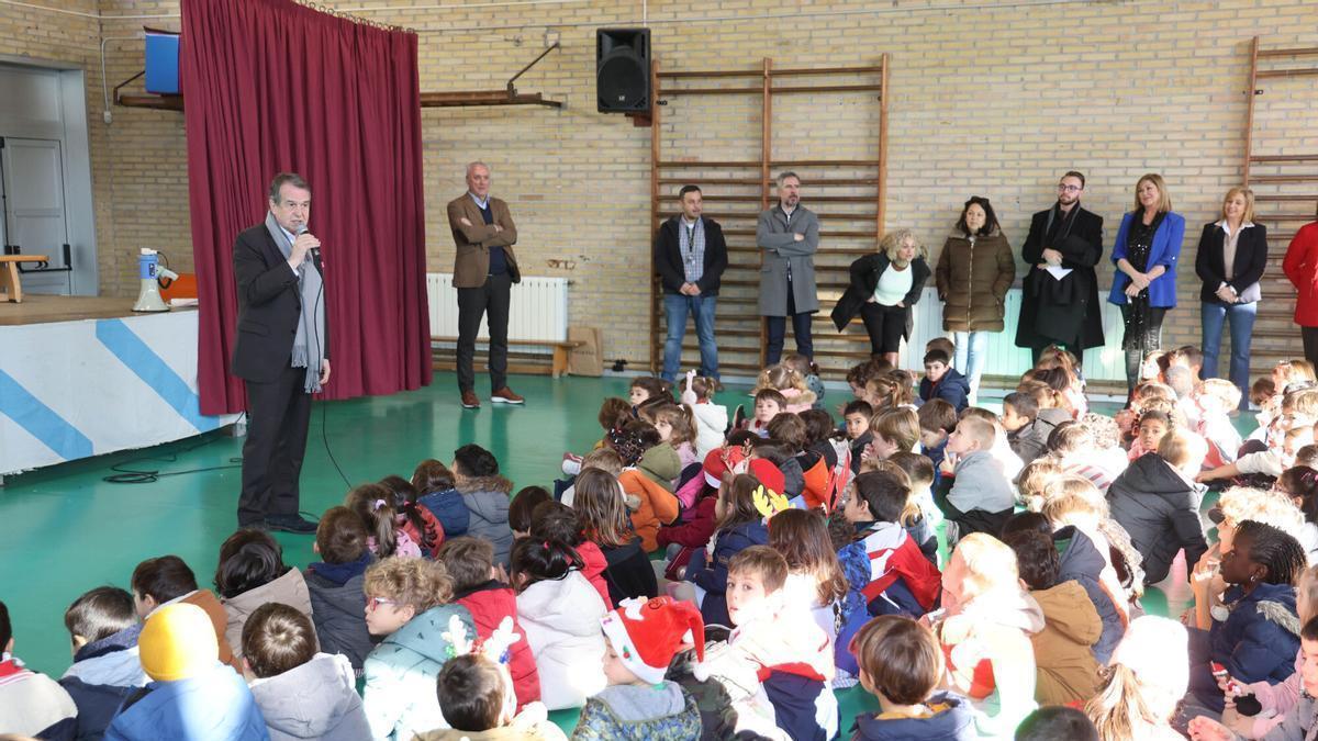 Caballero durante la visita a una colegio de Vigo.