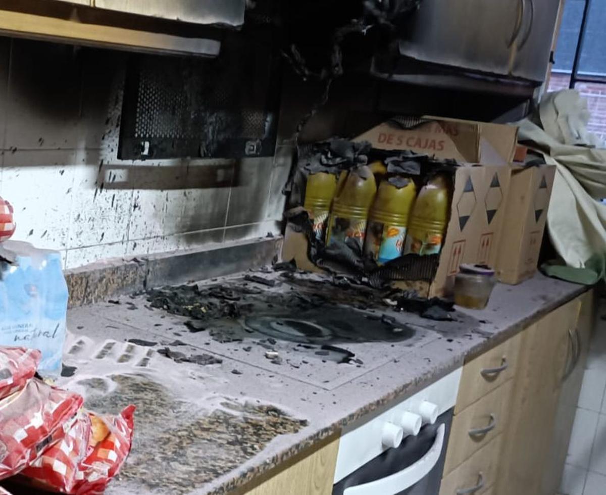 Estado en el que quedó la cocina del centro social de Riaño tras quemarse la campana. | CEDIDA A LNE