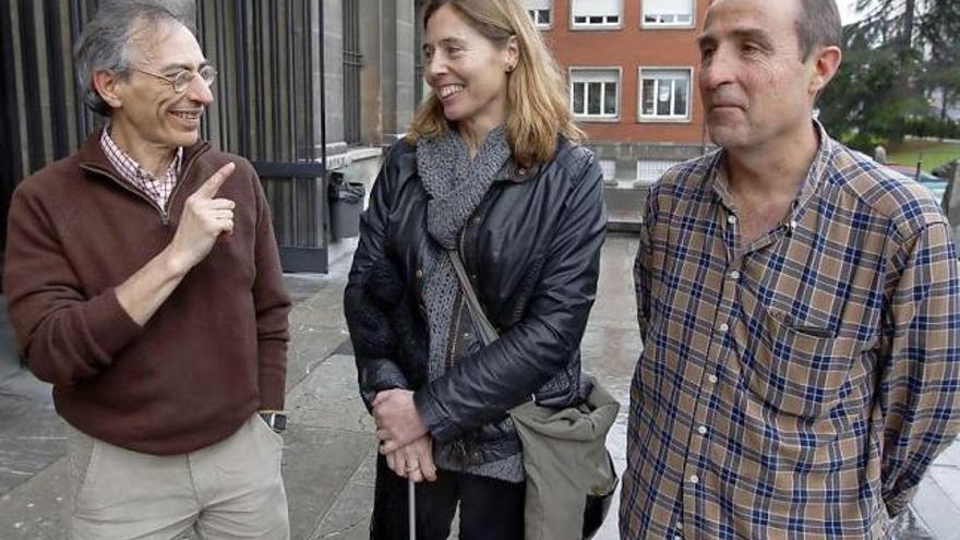 De izquierda a derecha, Norberto Corral, Yolanda Lozano y Javier Cuevas, ayer, ante la Facultad de Ciencias.