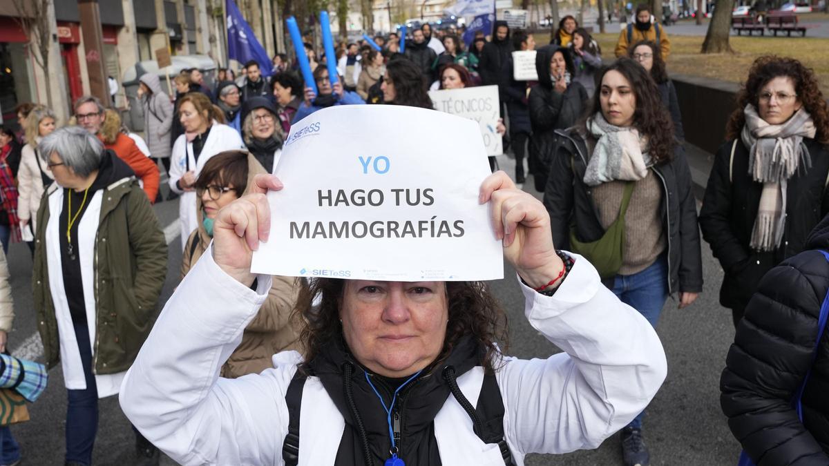Técnicos sanitarios se manifiestan en Barcelona por mejoras salariales