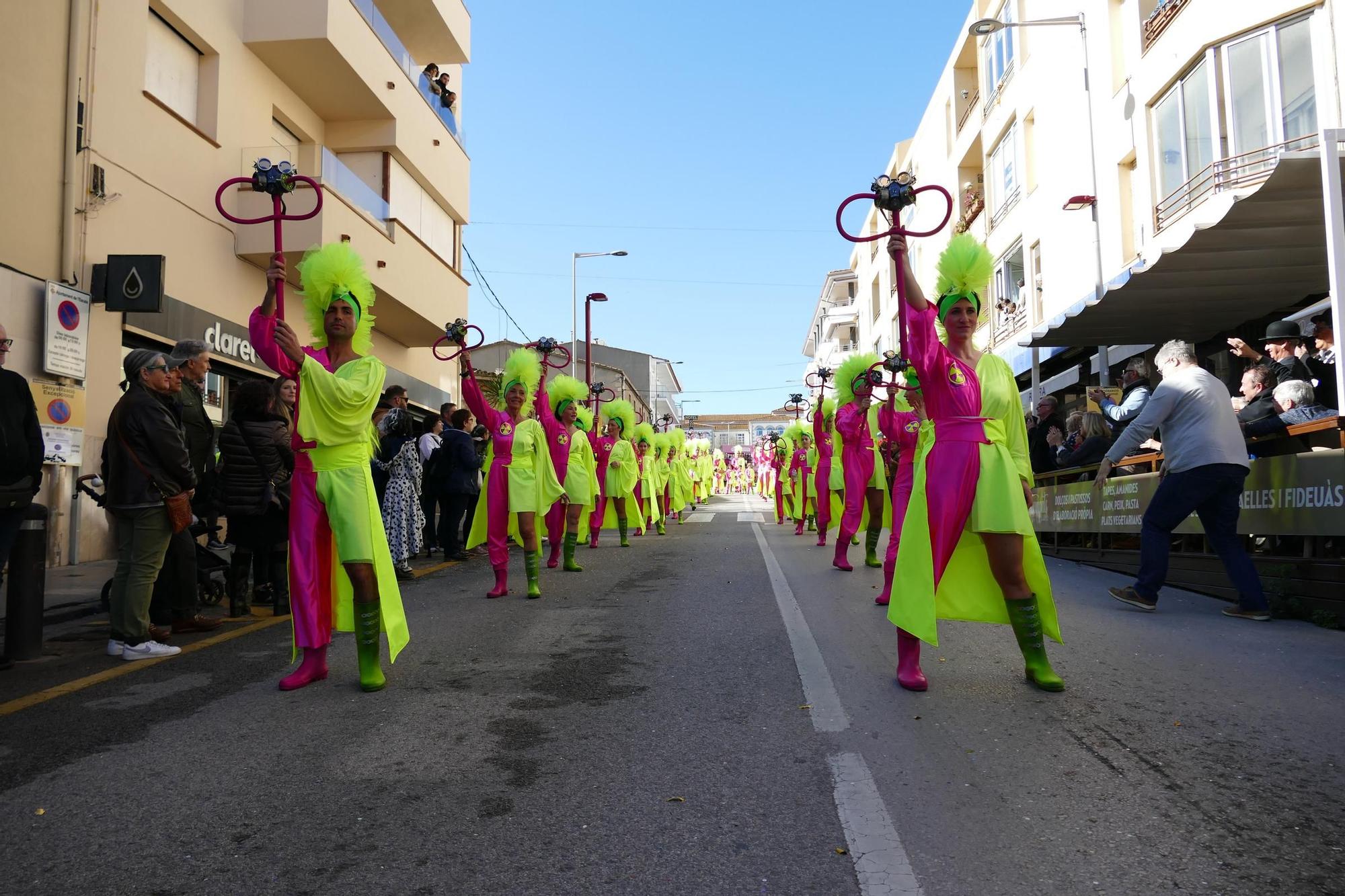 L'Escala s'acoloreix amb la rua de carnaval