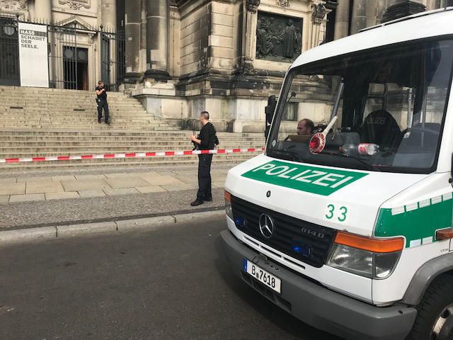 Un policía ha abierto fuego este domingo contra un sospechoso en la Catedral de Berlín. El agente está herido y