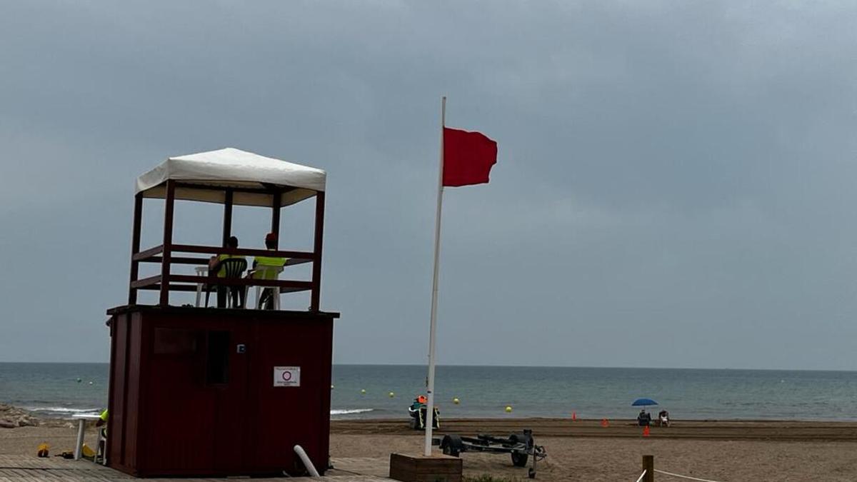 Los bañistas este lunes se encontraron con la bandera roja de prohibido el baño en la playa del Puig.