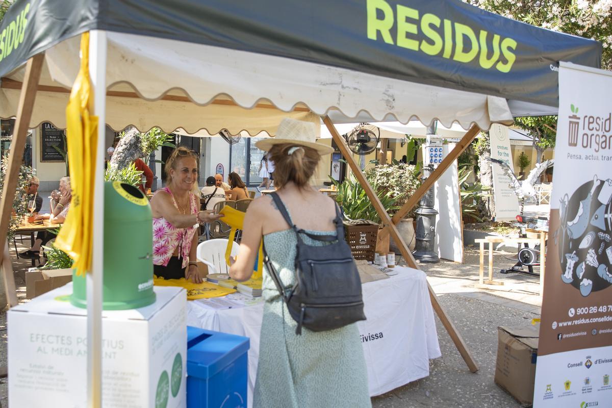 Un estand para concienciar sobre el reciclaje y sensibilización ambiental