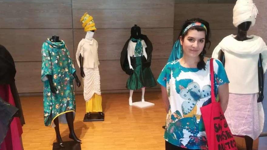 Mónica Rodríguez posa con varios de sus estilismos en el Museo del Traje. // M.R.