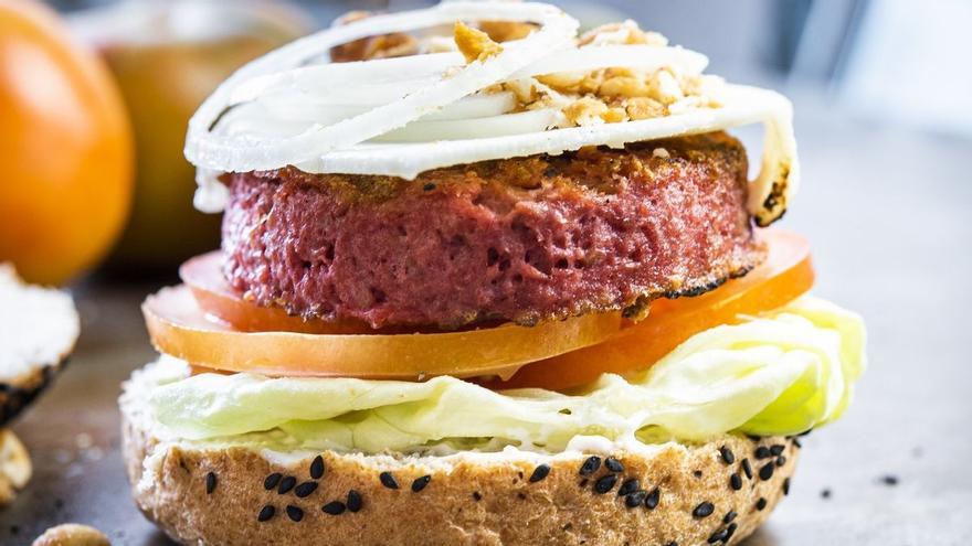 Así es la hamburguesa vegana con kikos crujientes que conquista a los carnívoros