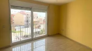 Vivienda en venta en Benicarló: Un piso con tres habitaciones por 130.000 euros