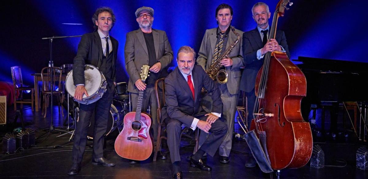 Alberto San Juan, actor, flanqueado por Gabriel Marijuán y Claudio de Casas, a su izquierda, más Miguel Malla y Pablo Navarro, quinteto que forma el elenco de ‘Macho grita’ / Sergio Parra