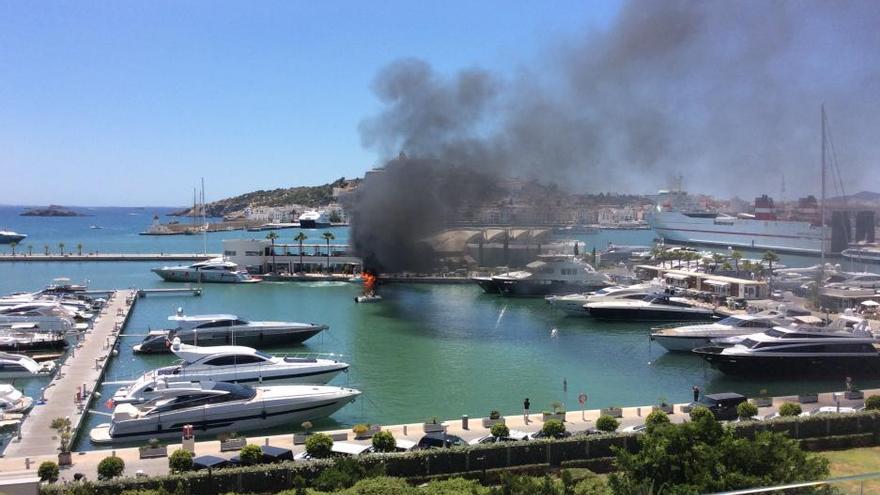 Un barco se incendia y explota junto a la gasolinera de Marina Ibiza