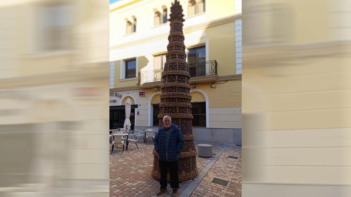 Maties Aguilar, junto a su obra de arte en la plaça de la Font.