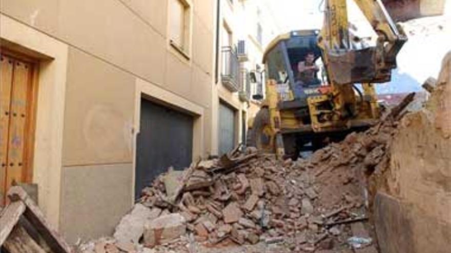 La obra para derribar una casa causa un desplome