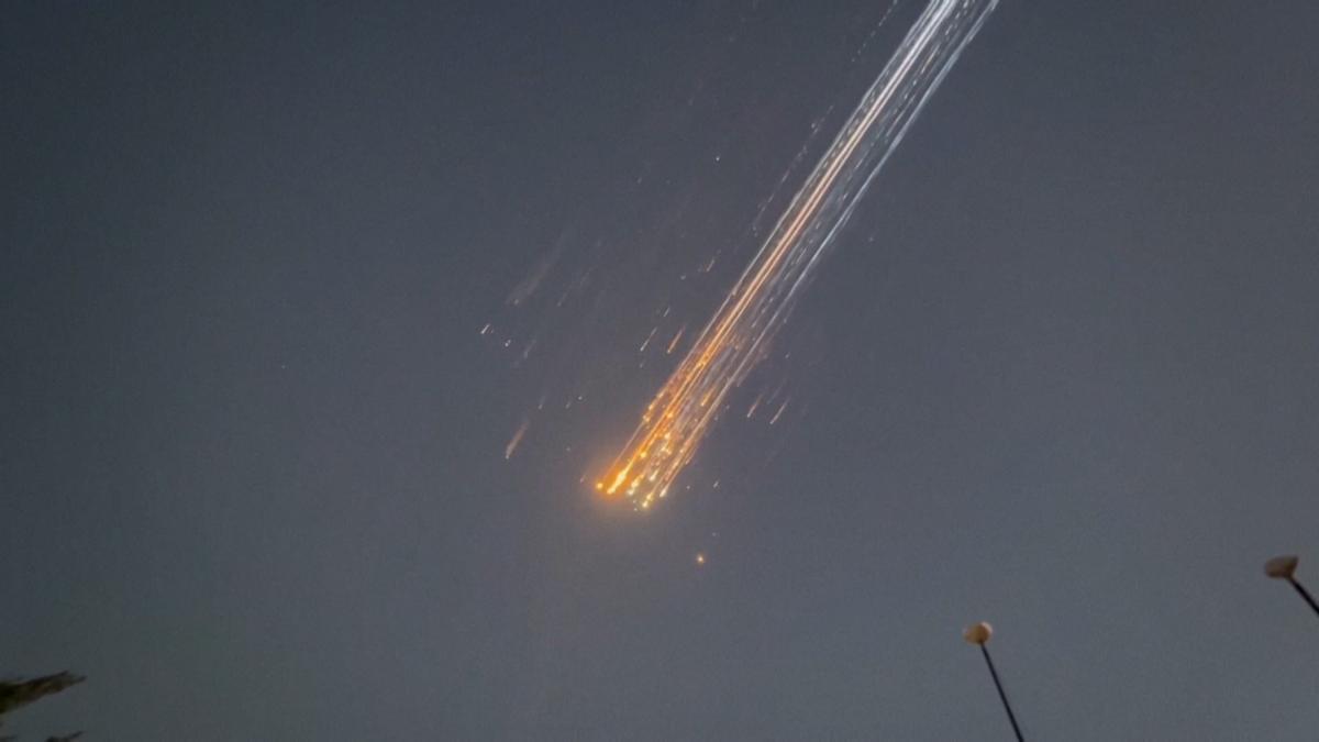 El momento en el que los restos de la nave Space X caen a la tierra
