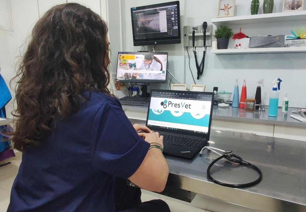 Una veterinaria utilizando el sistema PRESVET