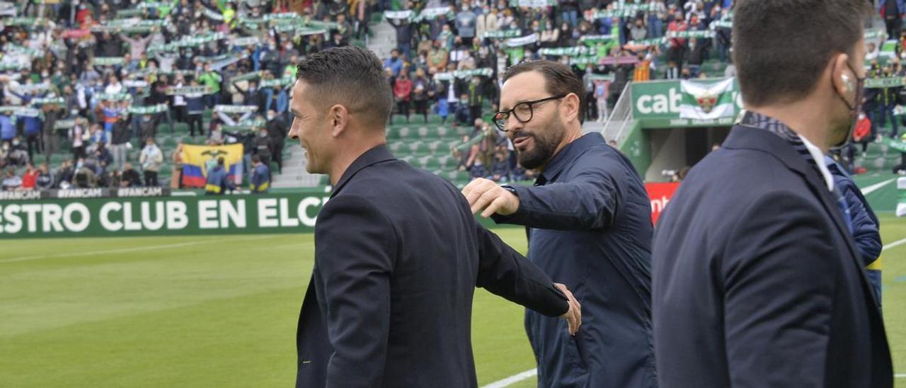 Francisco y Bordalás se saludan antes de empezar el partido en el Martínez Valero