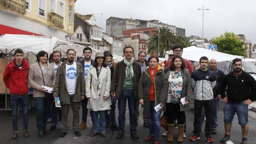 Los representantes de Marea Pontevedra y Marea Marín recorrieron el mercadillo de Estribela. // S.A.