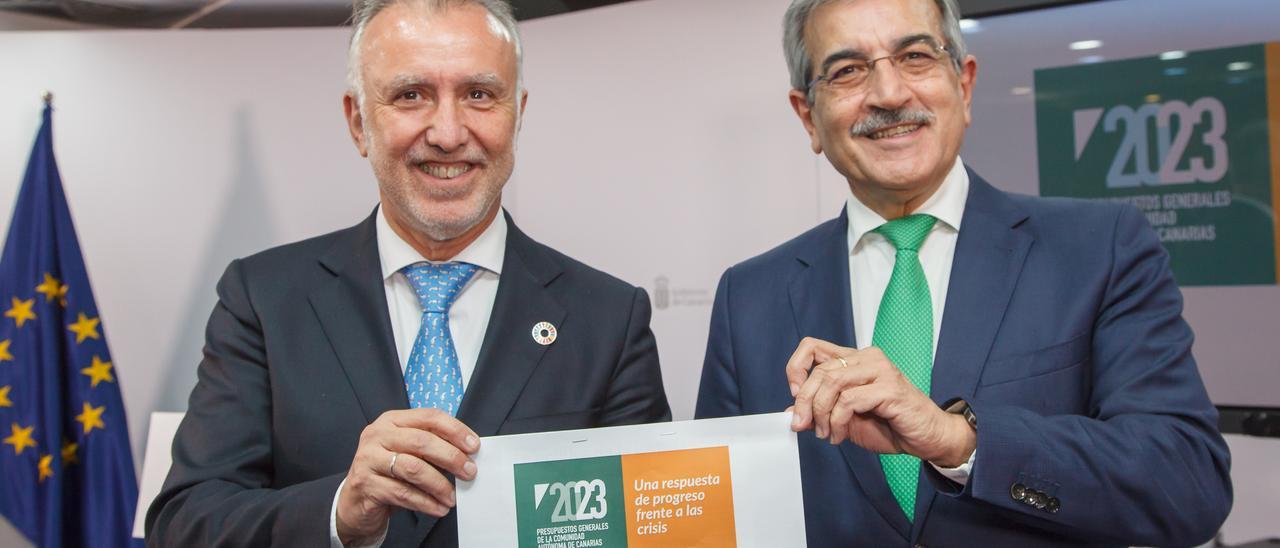 Ángel Víctor Torres y Román Rodríguez en la presentación del proyecto de presupuestos de Canarias para 2023.