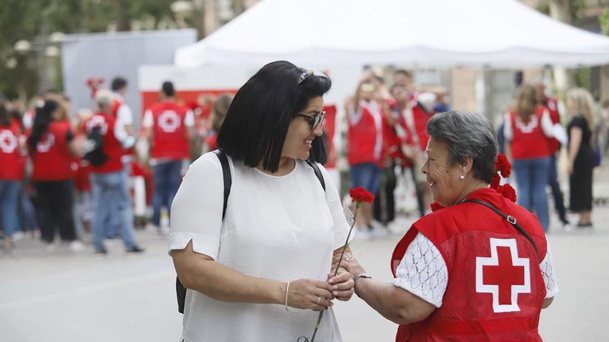 Cruz Roja reparte 2.300 claveles a empresas y ciudadanos para reivindicar la igualdad de género en el trabajo