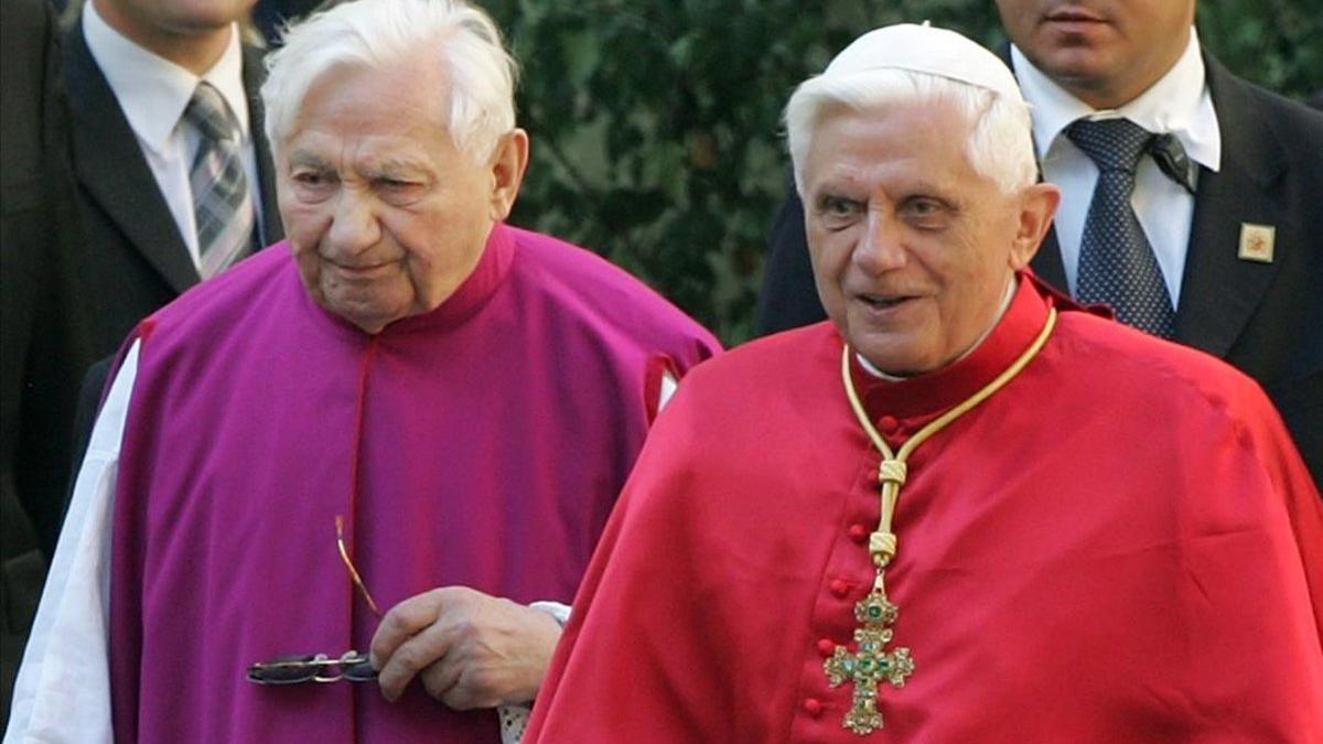 Benedicto XVI (derecha), junto a su hermano Georg Ratzinger, en una imagen de archivo.