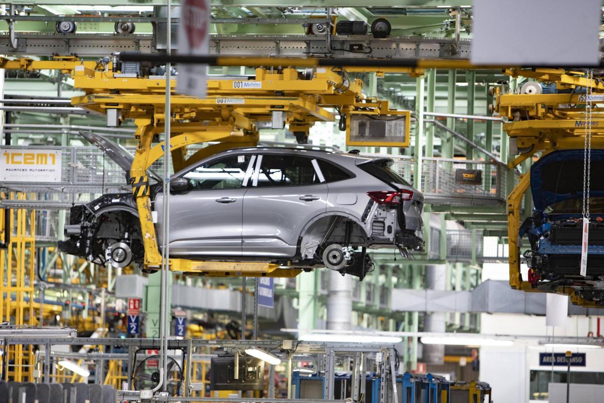 Un coche en producción en Ford Almussafes.