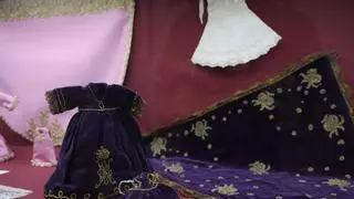 Una exposición en Cáceres acerca el patrimonio de la Virgen de la Montaña a los cacereños con 25 mantos de la talla primigenia