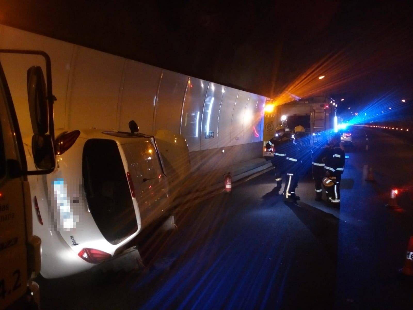 Un coche vuelca en el interior del túnel del Taurito