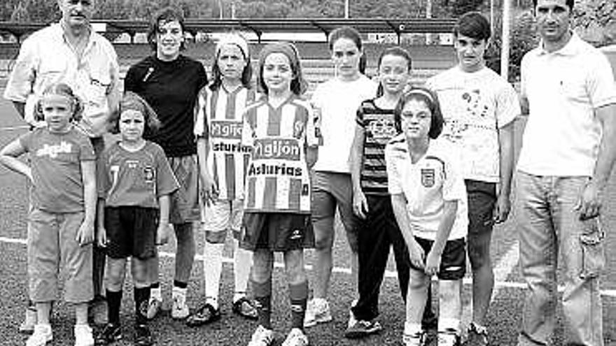 Peque, segunda por la izquierda, detrás, con las chicas del cursillo.