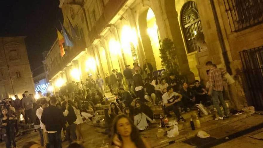 Un grupo de jóvenes hace &quot;botellón&quot; en las escaleras de la plaza del Ayuntamiento durante el primer día de San Mateo.