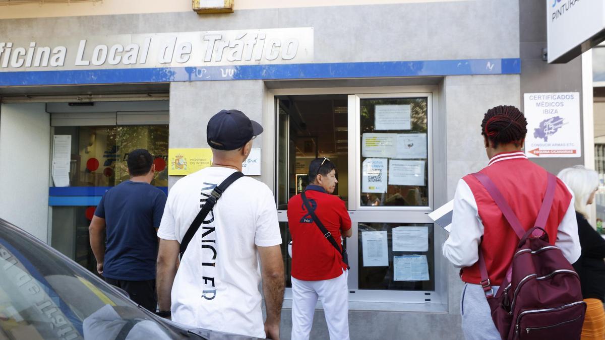 Usuarios hacen cola en la puerta de la DGT de Ibiza.