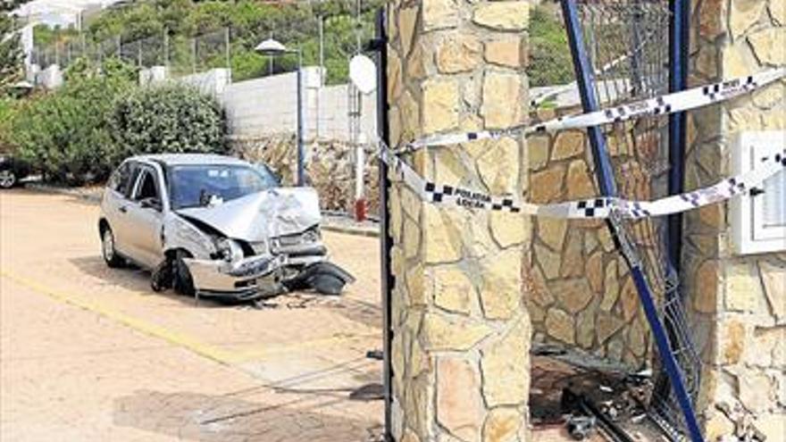 Muere tras chocar contra el acceso a una urbanización de Peñíscola