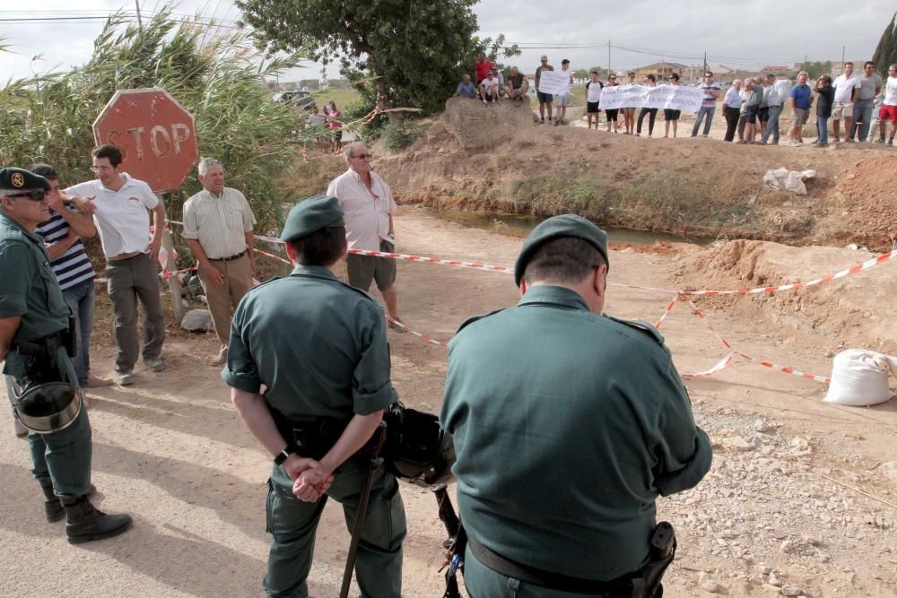 Protesta agricultores por el sellado del desagüe