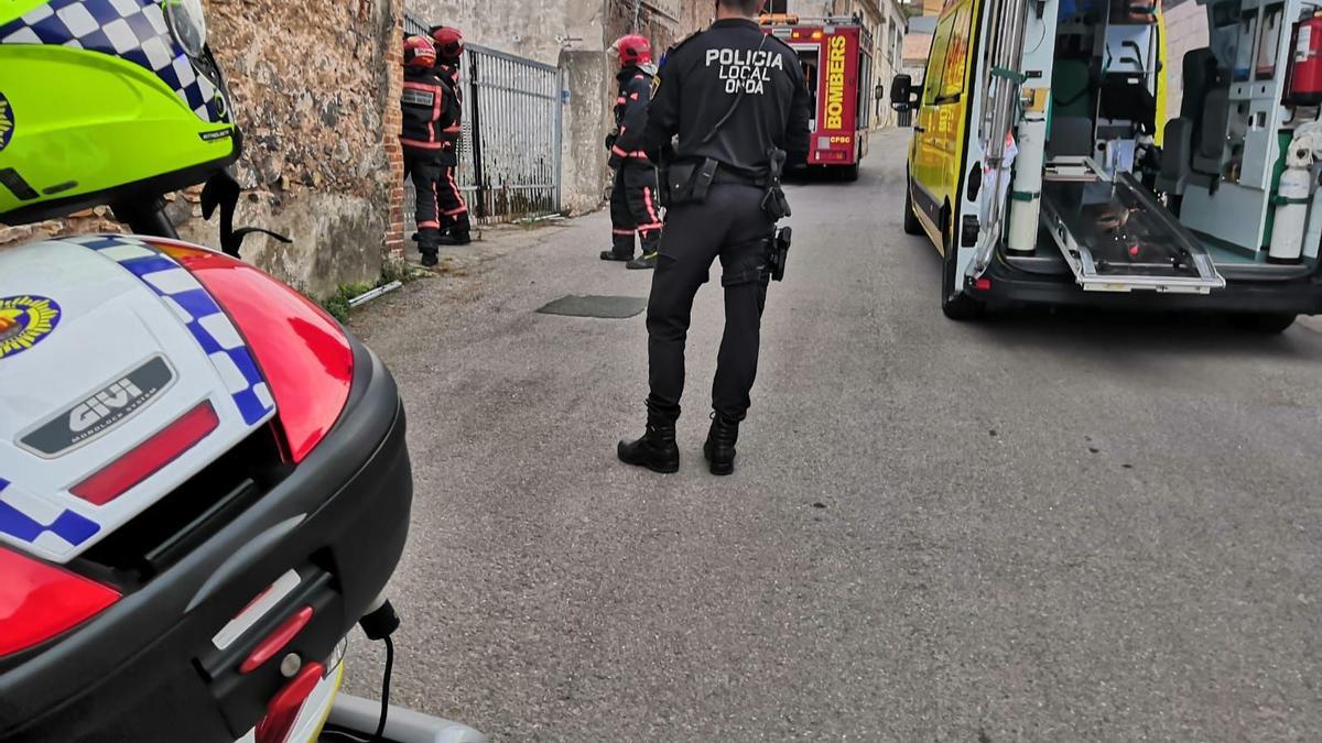 Bomberos, Policía Local y medios sanitarios en el accidente laboral de Onda.