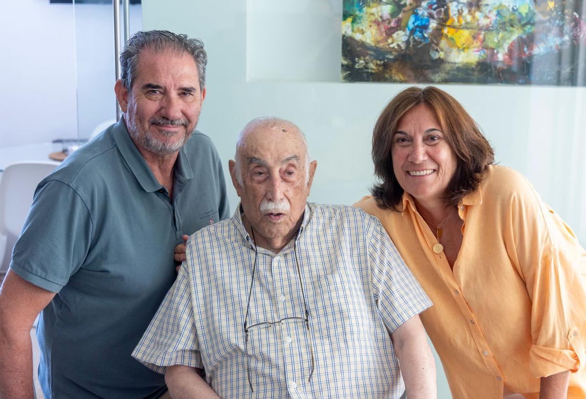 Luis Esteve con su hija Teresa y su yerno Emilio Asensio en su casa de Mutxamel, el 8 de junio.