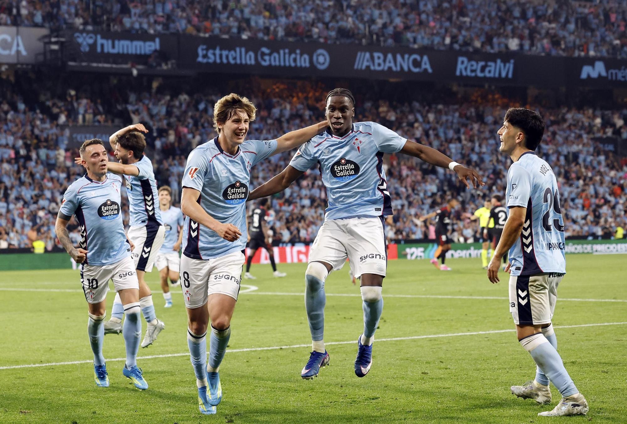 Illaix celebra su gol ante el Sevilla con los demás jugadores del Celta en Balaídos.