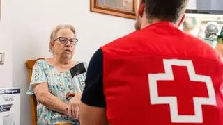 Cruz Roja hace seguimiento telefónico a más de 2.500 mayores en Córdoba en plena ola de calor