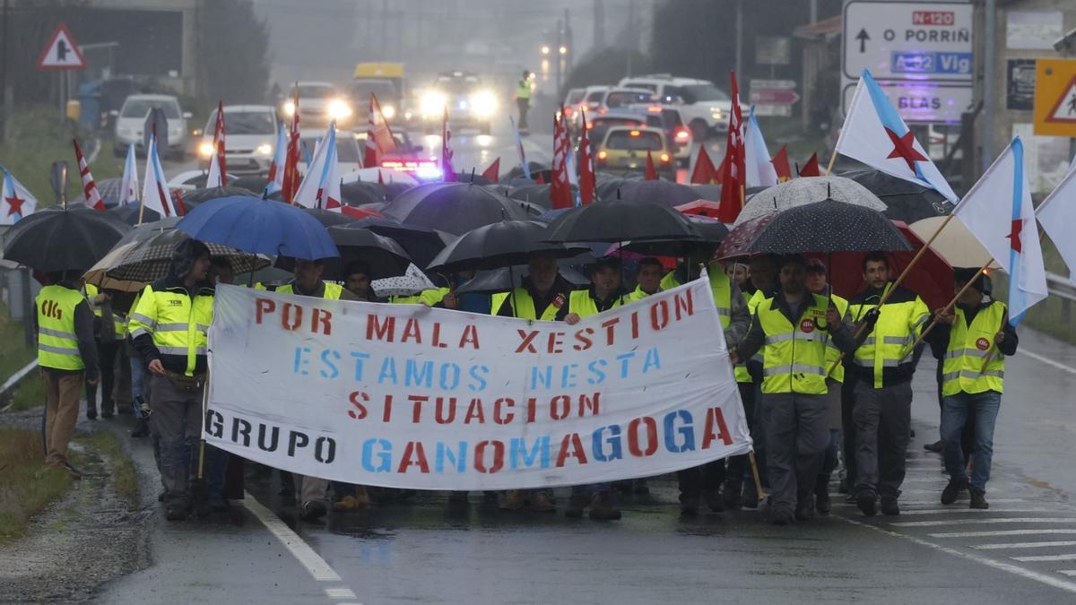 Manifestantes de Ganomagoga protestas en Ponteareas por los despidos