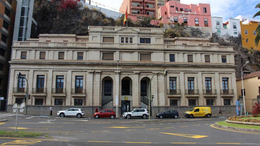 El edificio de Correos data de 1950 y es una de las construcciones de referencia en Santa Cruz de La Palma.