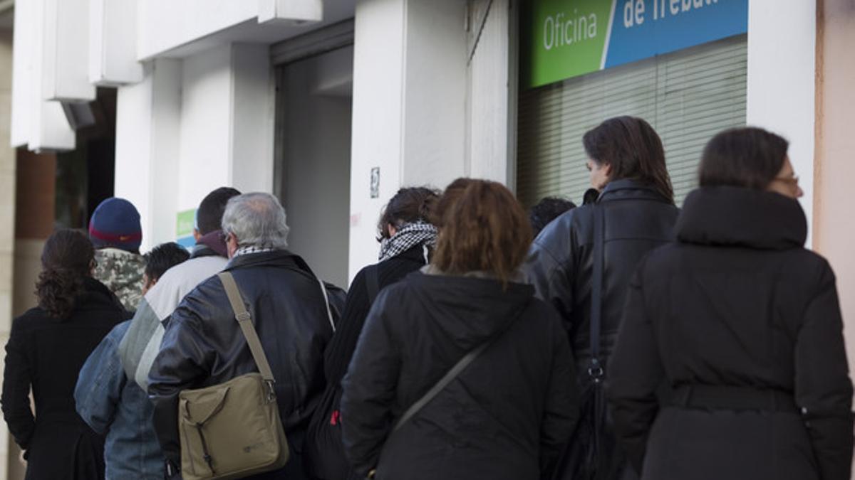 Cola en la oficina de empleo de la plaza de Lesseps, en Barcelona.