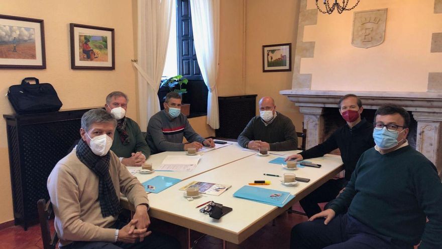 Ricardo Durán, segundo por la derecha, con otros miembros de la junta, en la asamblea de Salamanca.