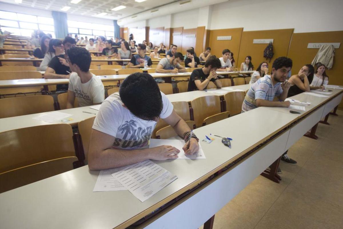 Los alumnos hacen los exámenes Los alumnos hacen los exámenes