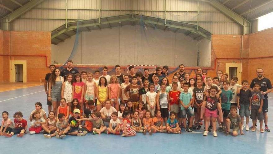 Marc Abalós y Octavio Magadán acompañados de los niños del CRA de Tábara.