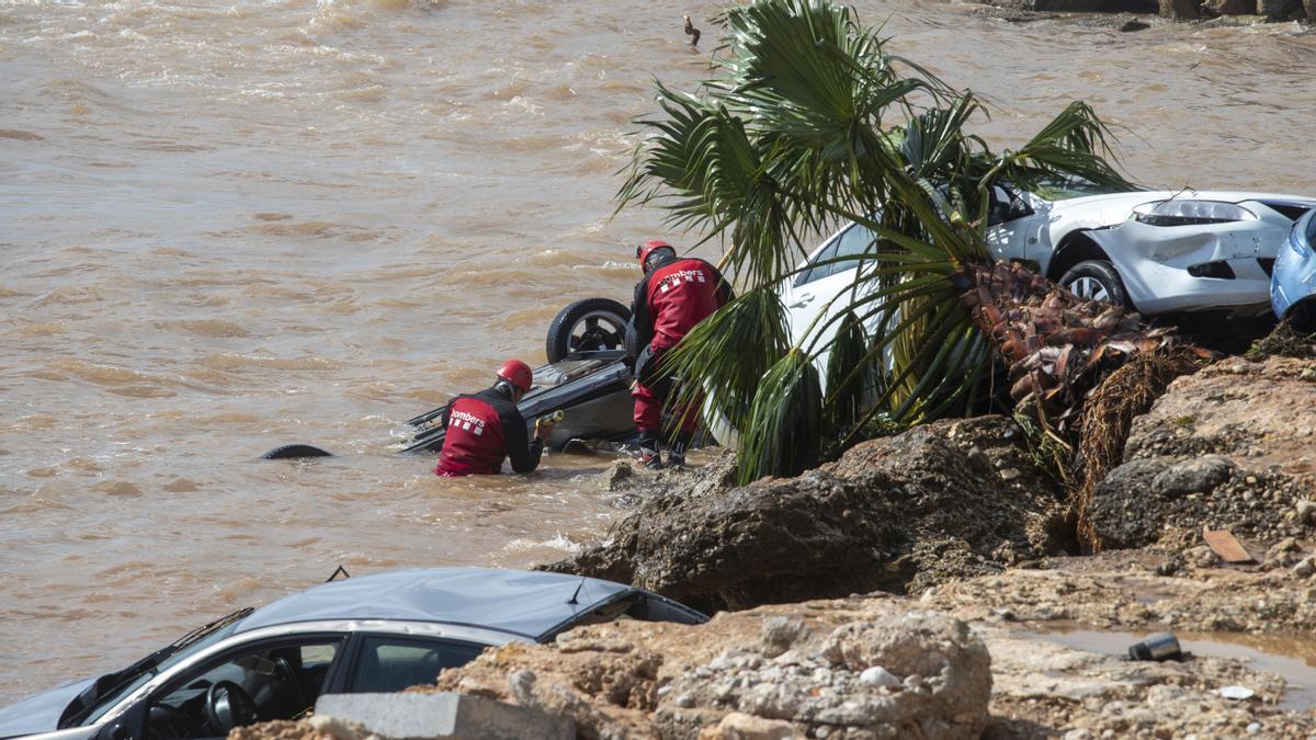 Los bomberos trabajan en la extracción de un vehículo arrastrado hasta el mar en Les Cases d'Alcanar.