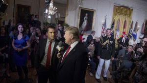 El presentador de Fox y futuro responsable de Defensa,  Pete Hegseth, entrevistando al presidente Donald Trump 