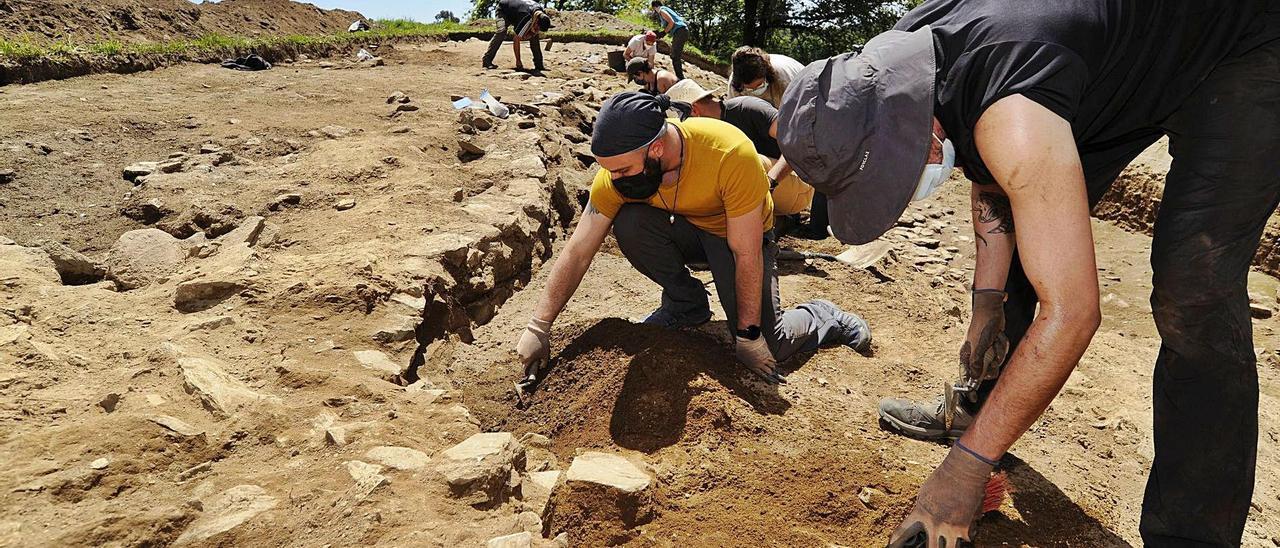 Os traballos arqueolóxicos desta sétima 
campaña xa descubriron parte dun muro 
defensivo.  | // BERNABÉ/JAVIER LALÍN