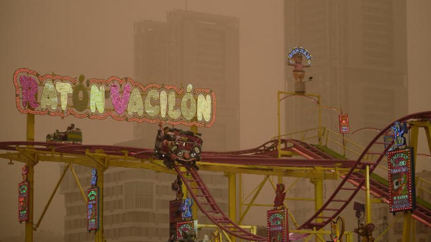 La feria de atracciones del Carnaval de Santa Cruz de Tenerife, el pasado domingo en pleno episodio de intensa calima.