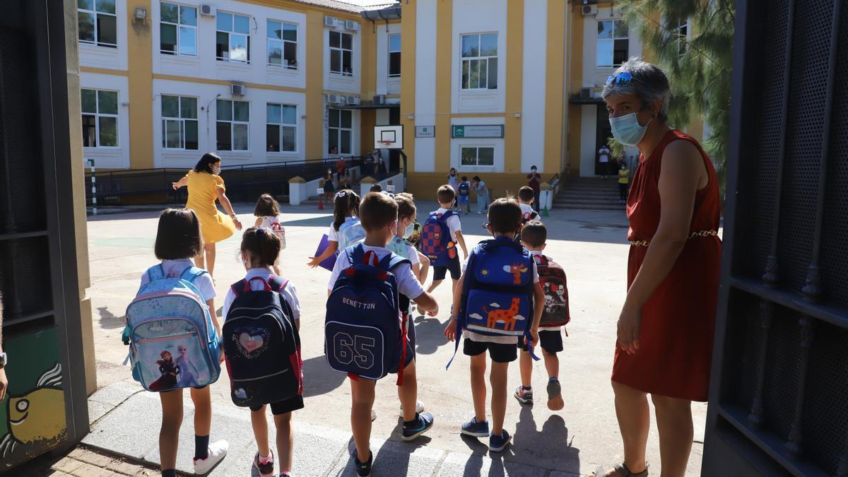 Niños entrando a un colegio de Córdoba.