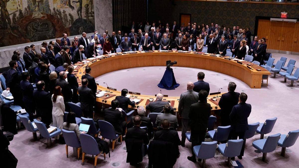 Moment del minut de silenci en el Consell de Seguretat de l'ONU, aquest divendres