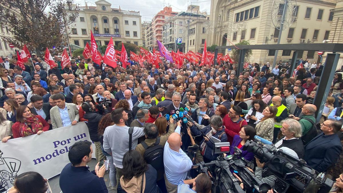 La Plataforma per un Finançament Just une a empresarios, sindicatos y políticos en Alicante