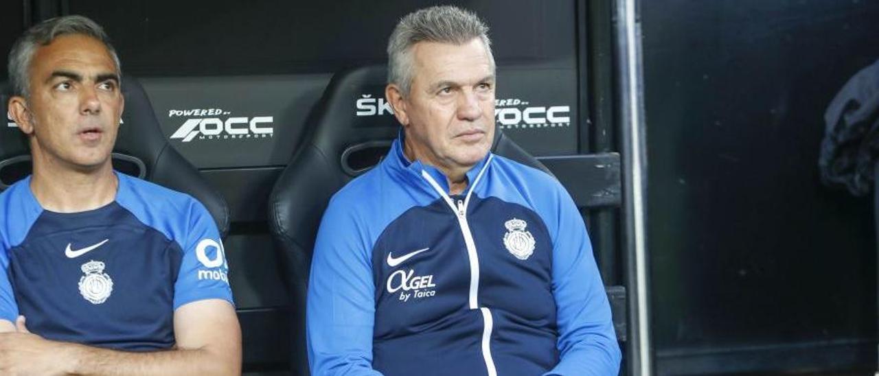 Javier Aguirre y Toni Amor, ayer en Mestalla.