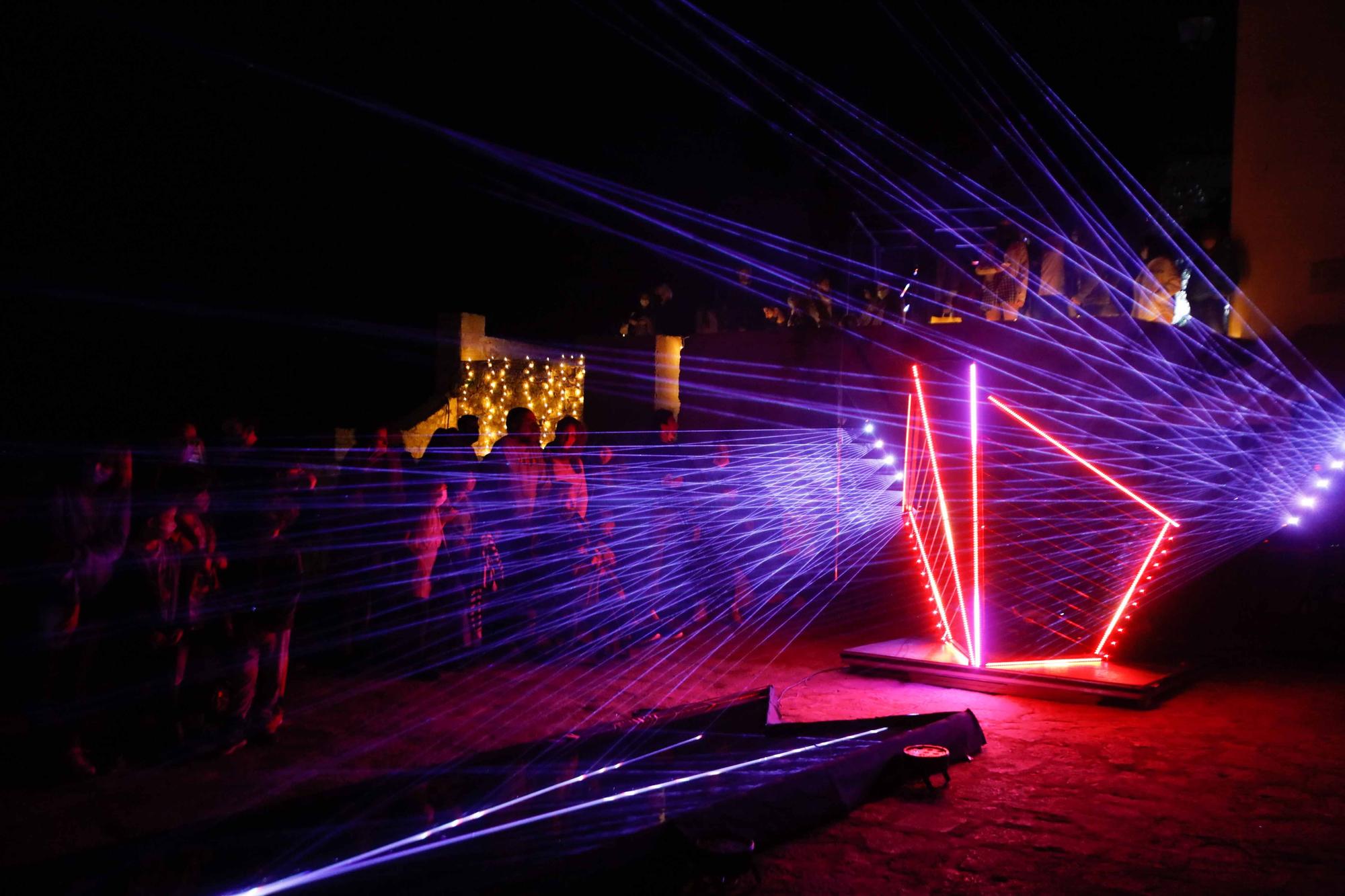 Noche de apoteosis del láser y el neón en Ibiza