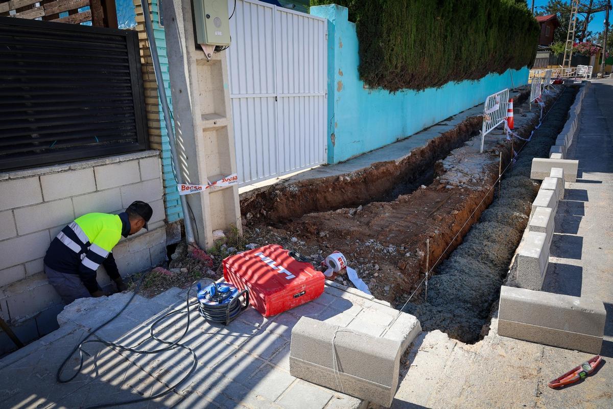 Un trabajador en la sobras en las aceras.
